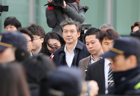 조국 전 장관 영장실질심사 4시간 20분 만에 종료      (서울=연합뉴스) 임화영 기자 = 유재수 전 부산시 경제부시장에 대한 감찰무마 의혹을 받는 조국 전 법무부 장관이 26일 오후 서울 송파구 서울동부지법에서 구속 전 피의자 심문(영장실질심사)을 마친 뒤 법정을 나서고 있다. 2019.12.26      hwayoung7@yna.co.kr  (끝)